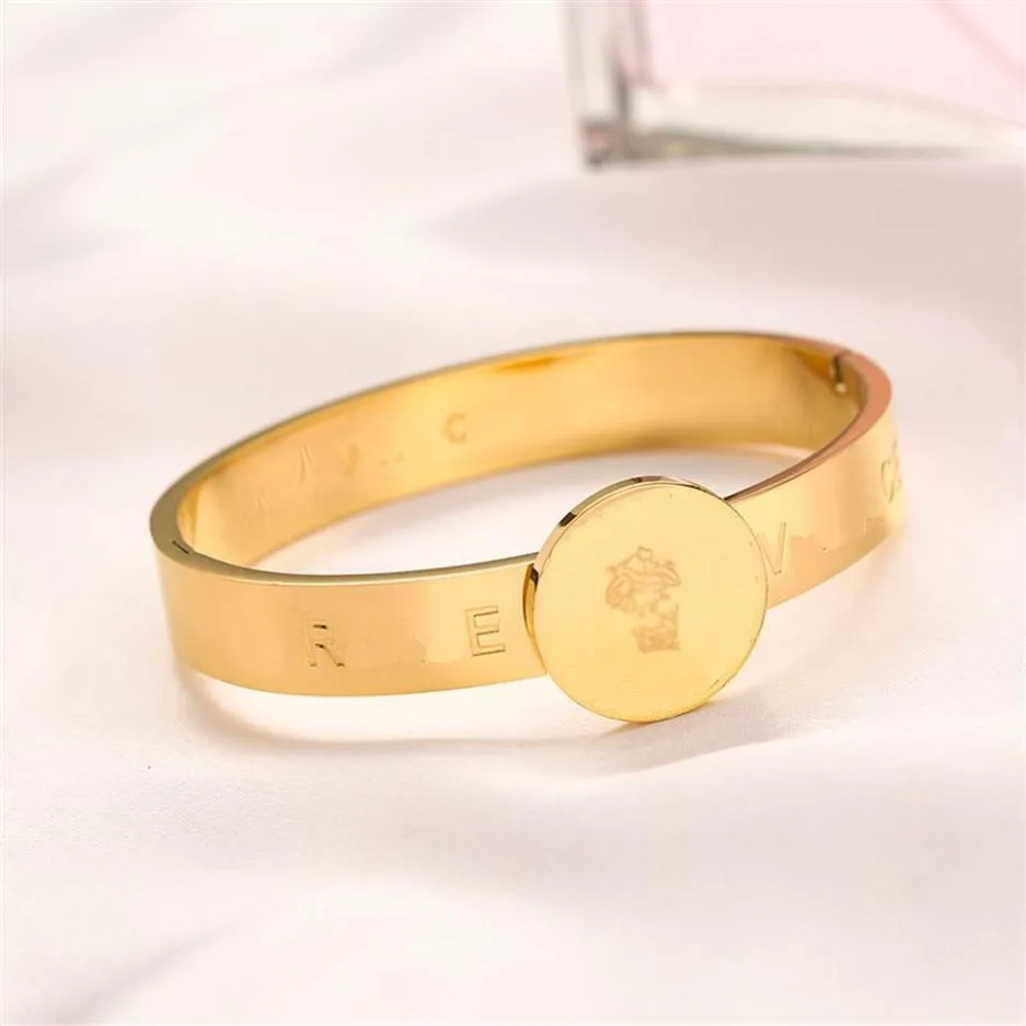 Luxuy Bangle 18k Plated Gold Charm Armband Doll European och American Fashion Märke Young Style Classic Christmas Par GI288E