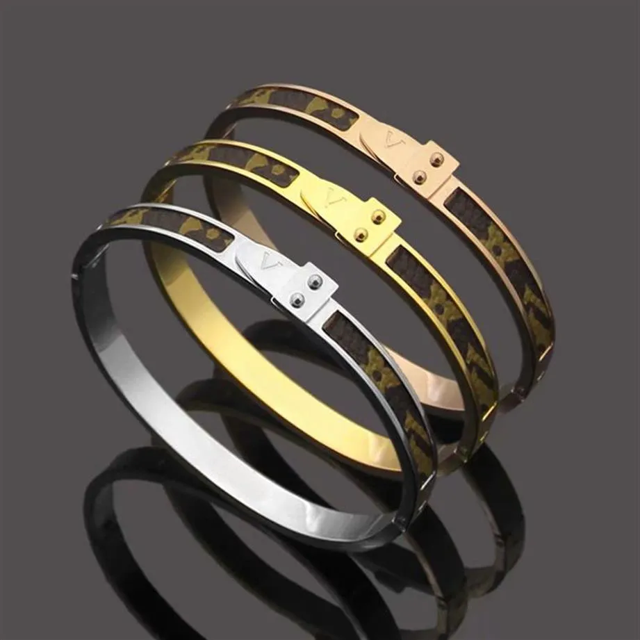 Bracelet en acier titane pour femmes, Style européen et américain, initiales en V gravées, collage de cuir, Bracelet étroit, 3 couleurs, 291v