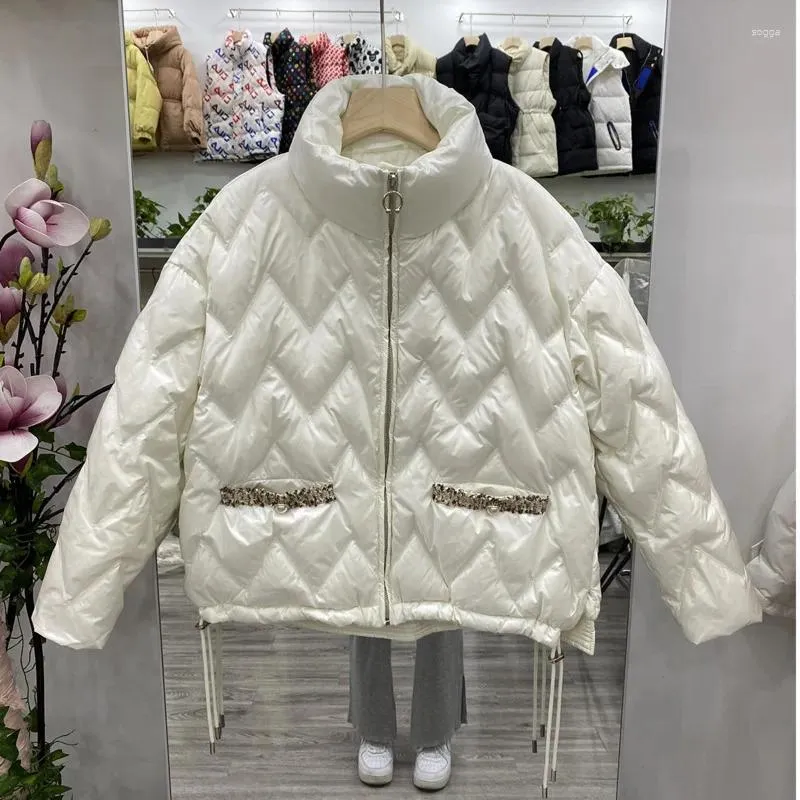女性のダウン冬の短いパフジャケット2023韓国のファッションスタンドアップカラーブライトビーズスプライスコート女性温かいアウターウェア潮