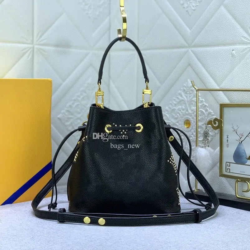 Nouveau sac seau pour femme Sac à bandoulière de luxe Neonoe BB Studs Caractéristiques Portefeuille à clés dorées Edgy Sangle de transport supérieure Sac à provisions en peau de vache noire Grande poche