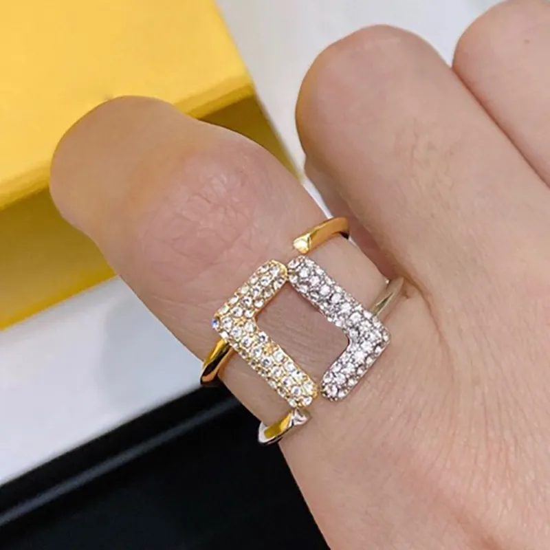 JewelryDesigner Jewelry Ring Nya lyxvarumärkesdesigners bokstäver Ringar Geometriska berömda kvinnor Round Crystal Rhinestone Pearl Ring Factory Store Box Is Nice