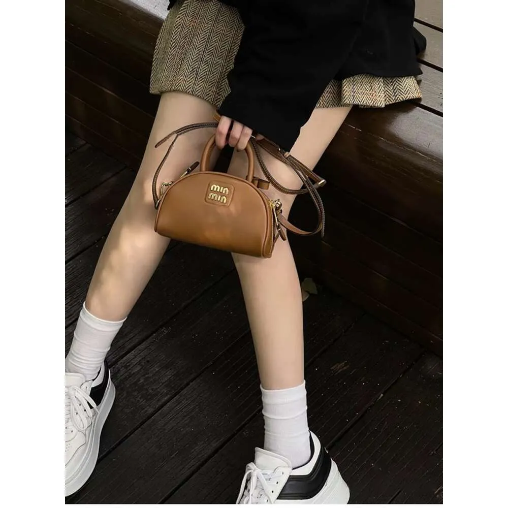 【関税込み】Kara グレー Knot Armpit バッグ KARA Reflective Knot Armpit Zip Pouch Bag - Gray | Garmentory