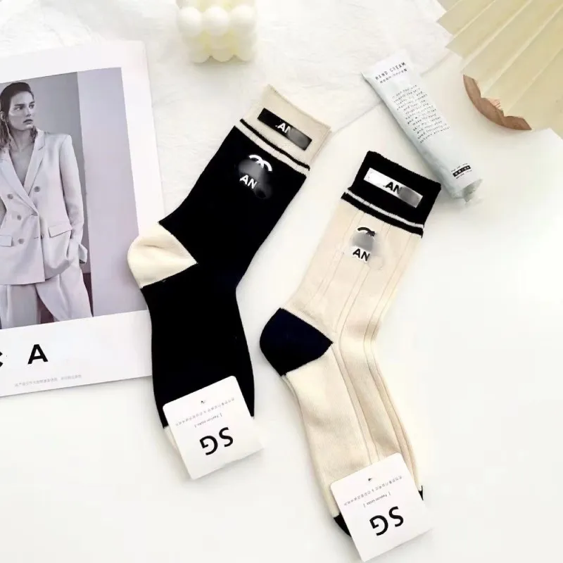 Black White Matching Mid-tube Socks INS Fashion Designer Letter Stocking Comfortable Breathable