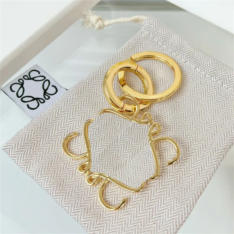 Designer Anagram Keychain Womens Luxury Trendy Bag Charm Golden Silver Keyrings Stainless Steel Mens Key Chain Classic Casual Lanyards