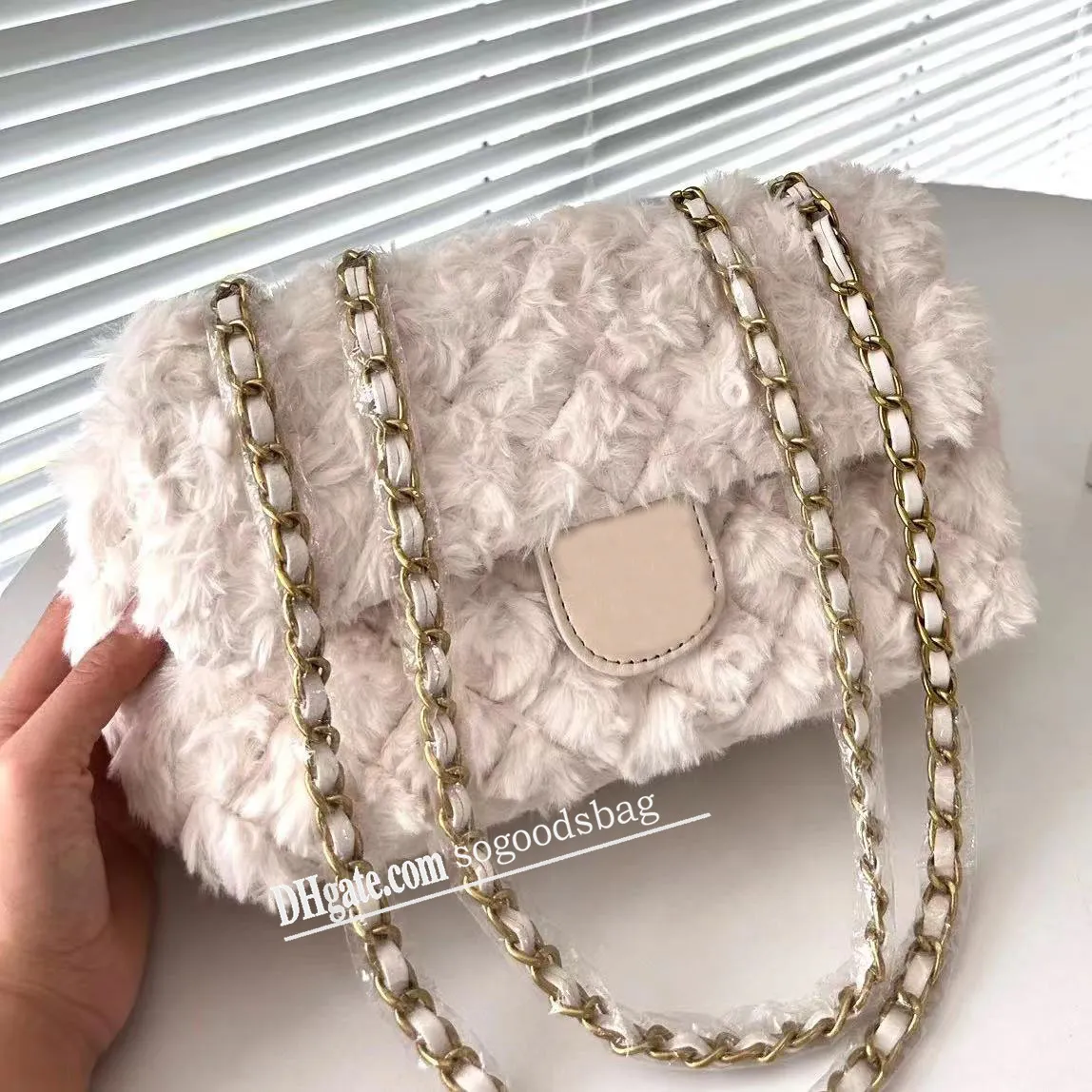 Luxury Lamb Wool Crossbody Bag Designer Handbag Leather Chain Shoulder Bag 2024 Autumn Winter Versatile Bag 25cm
