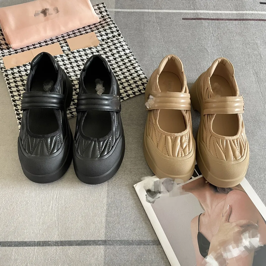 miui loafer dames platform kleding schoenen matelasse gouden gesp loafers vintage koehide mary jane sandalen dikke rubberen zolen rond teen wiggen glijden op zwarte hakken