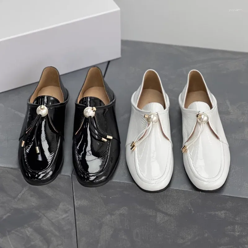 Sapatos de vestido high-end retro ovelha patente couro simples pérola renda moda britânica mocassins mulheres