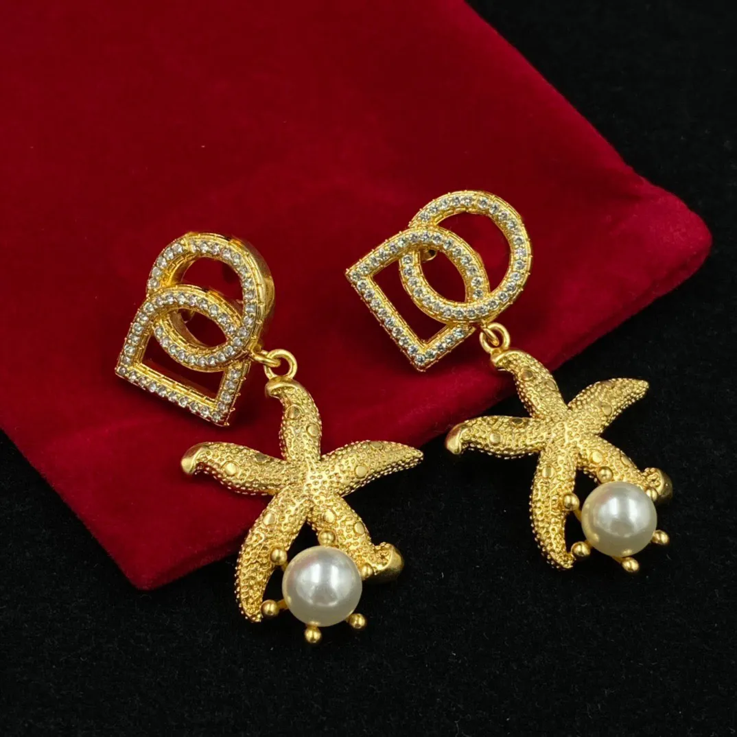 2023 Novos brincos de designer de luxo, alfabeto clássico de latão dourado 18k incrustado com zircão requintados brincos de pérola de estrela do mar, tampões de ouvido personalizados, joias femininas