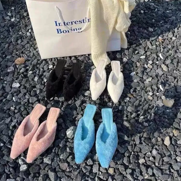 Женские тапочки, осень/зима 2024, тонкие плюшевые удобные сандалии на тонком каблуке с острым носком, уличные сандалии для банкетов