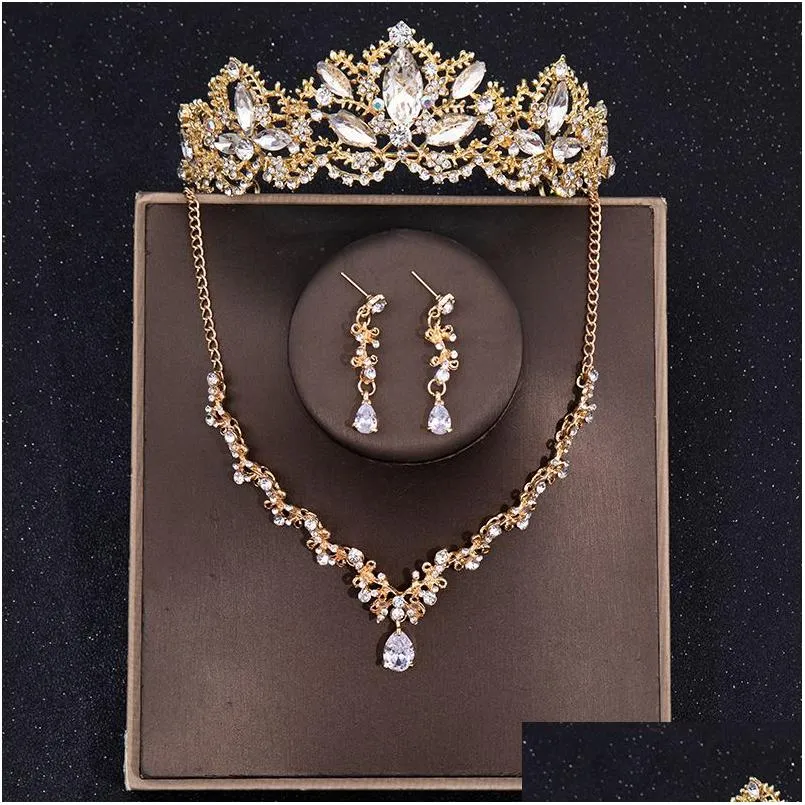 Copricapo Foglia d'oro Sposa Corona Set di tre pezzi Collana di strass rosa Banchetto Festa Orecchini da donna Consegna a goccia Matrimonio, Parte Dhhp7