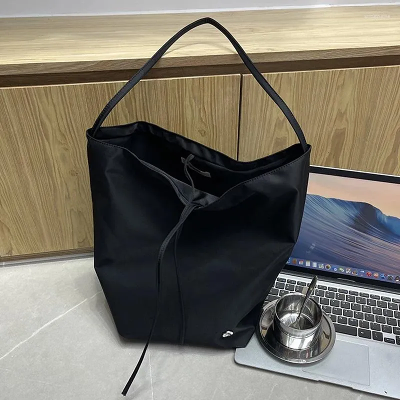 Sacos da noite Balde de pano de nylon para mulheres luxo designer bolsa e bolsa 2023 em casual preguiçoso vento selvagem string underarm ombro