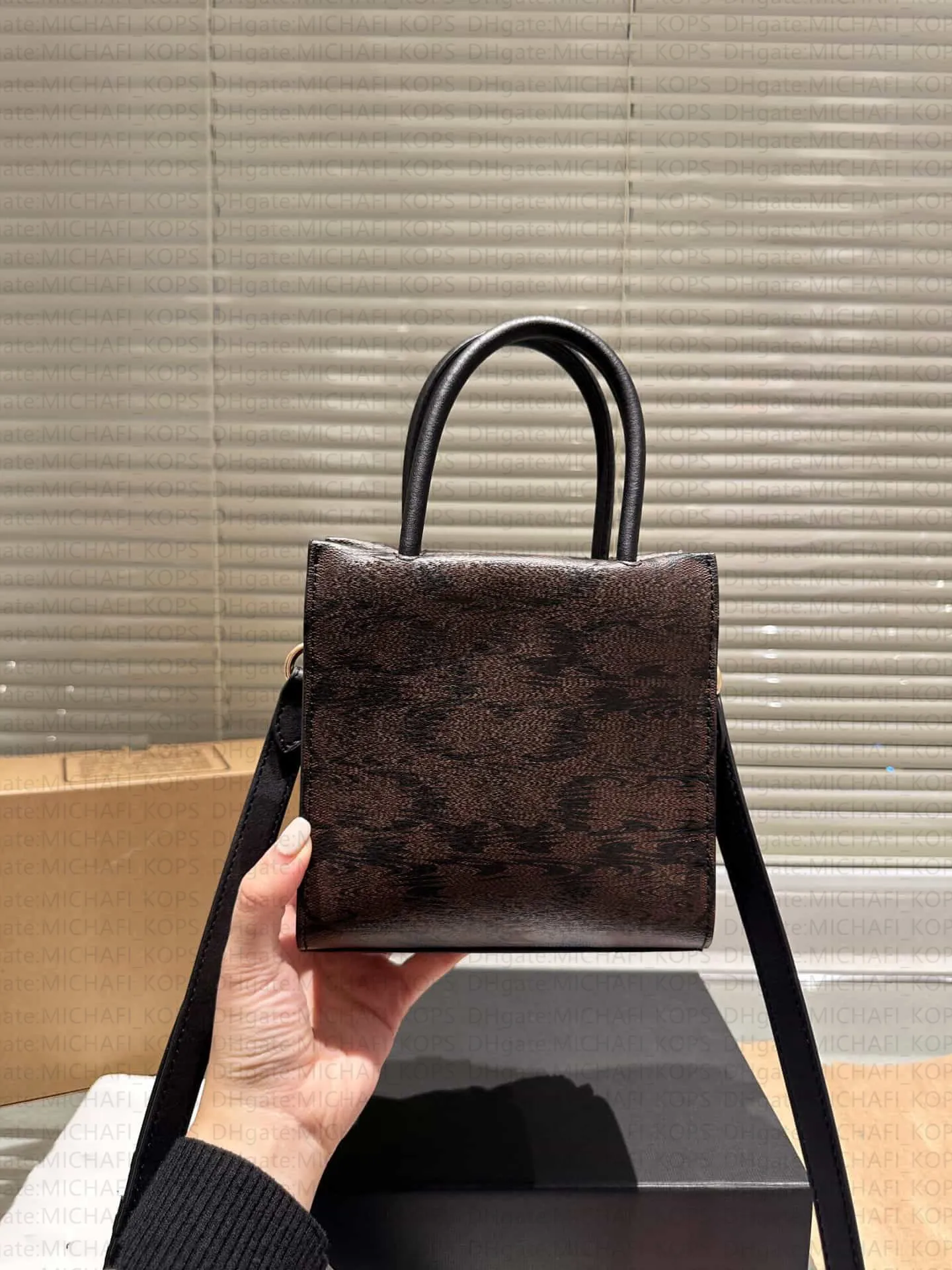 MINICALLY Qin Score Bag Leather Handle Women Crossbody Bag Metal Letter Commuter Designer Bag