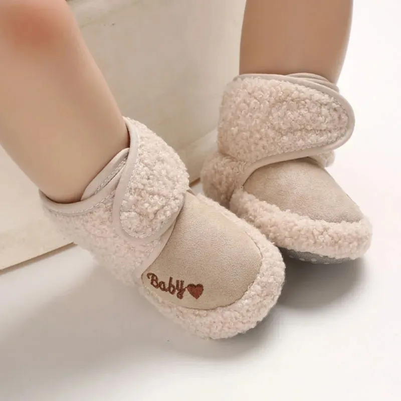 Premiers marcheurs chaud infantile enfant en bas âge berceau bottes de neige doux confortable filles garçons chaussettes antidérapantes pantoufle né bébé chaussures 231026