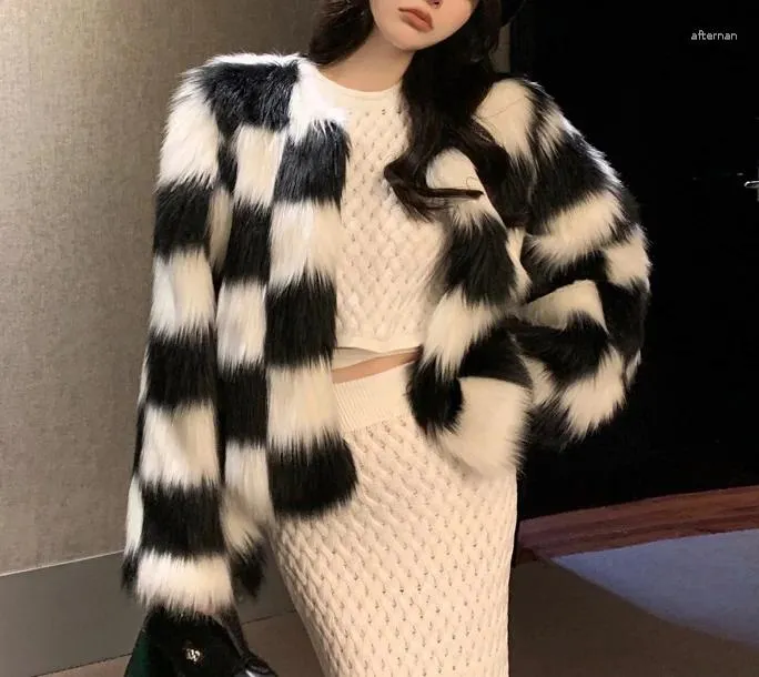 女性の毛皮冬の韓国語バージョンルーズ毛むくじゃらの黒と白のチェッカーボードチェッカーミンクグラスコートショート