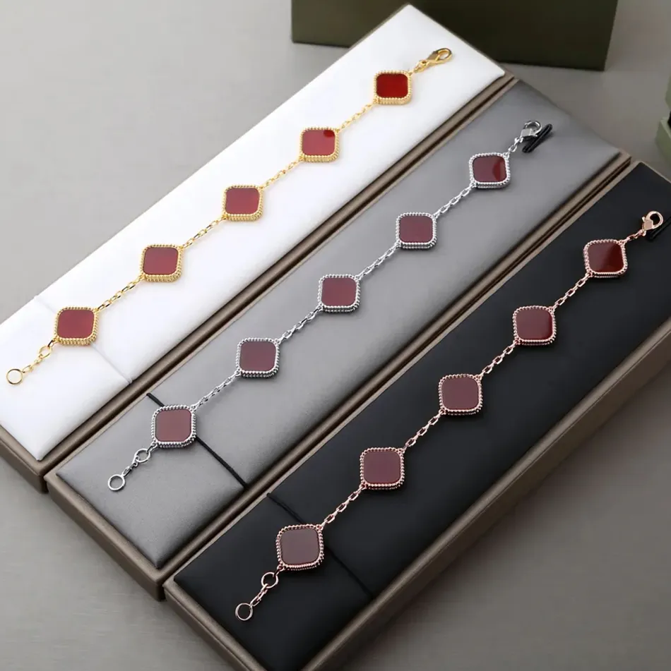 Clover Four Leaf Armband Armband för Woman Woman Free Ship Designer Färsk och vackra smycken Easy Matching