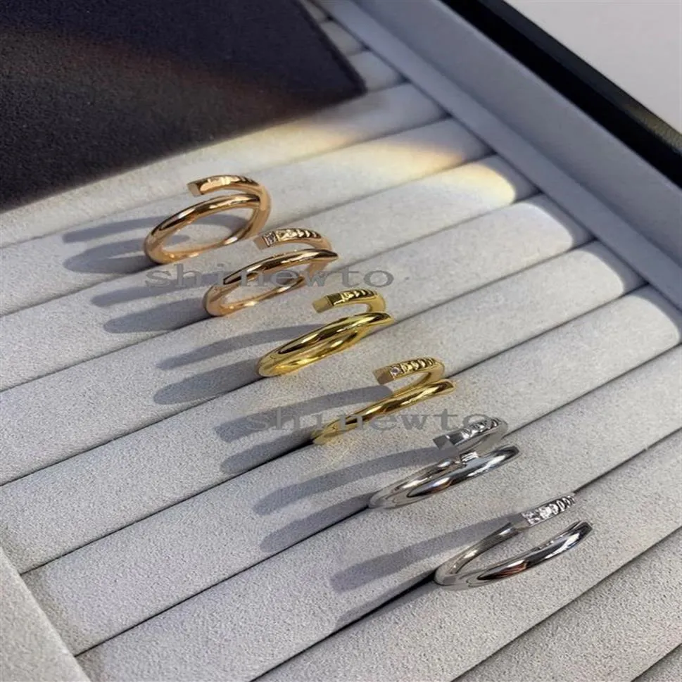 Европа и Америка Модные кольца Мужчины Женщины Леди Титановая сталь Одиночные круги с выгравированной буквой и бриллиантом Позолоченное кольцо для влюбленных 18 карат178I
