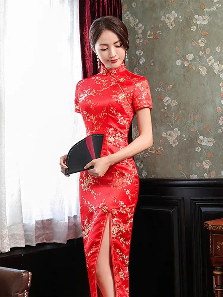 Etnisk kläder Kinesisk klänning Elegant Brocade Satin Long Fork Cheongsam 2024 Classic Women's Qipao Kort ärm Sexig bröllopskvällsfest