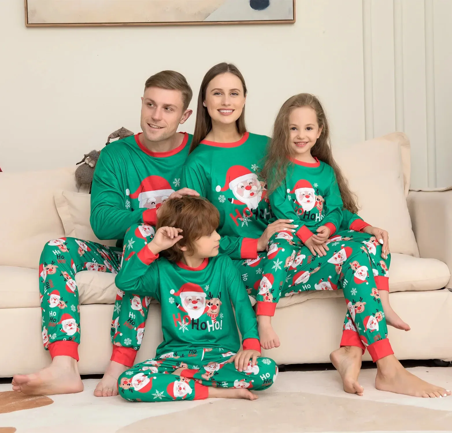 Family Matching Outfits Look Christmas Pajamas Set Santa elk Print Parentchild 2 Pcs Suit Baby dog Romper Year Clothes 231026