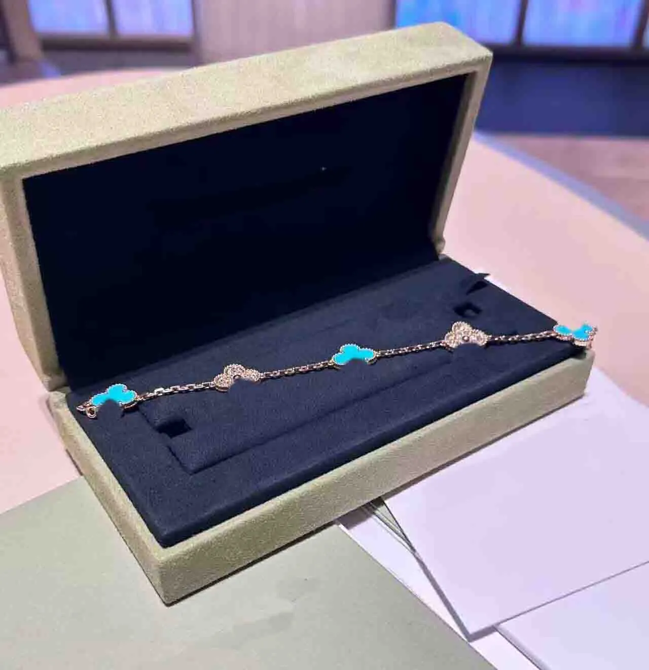 2023 Bracelet de charme de qualité de luxe avec pierre naturelle bleue et diamant scintillant v matériau en or plaqué argent avec boîte à timbres PS4758A