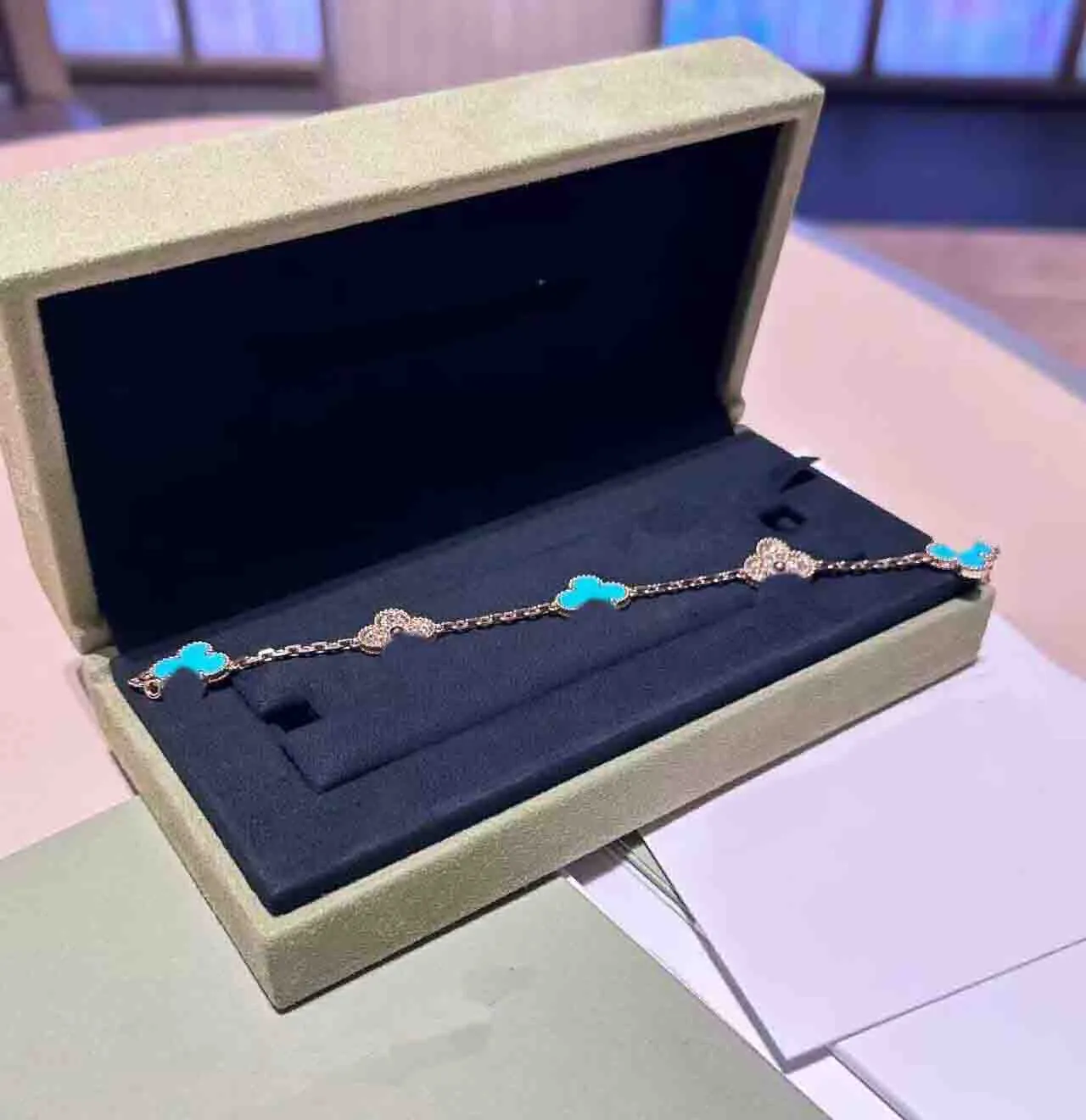 2023 Bracciale con ciondolo di qualità di lusso con pietra naturale blu e diamante scintillante v materiale oro placcato argento con scatola per timbri PS4758A