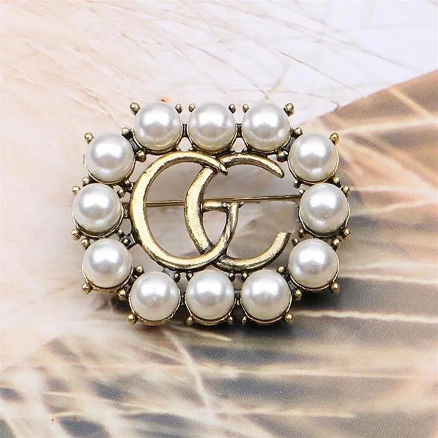 有名なデザインブランドLuxurys Desinger Brooch Women Rhinestone Pearl Letter Brooches Suit Pin Fashion Jewelry Clothing Decoration AC218Z