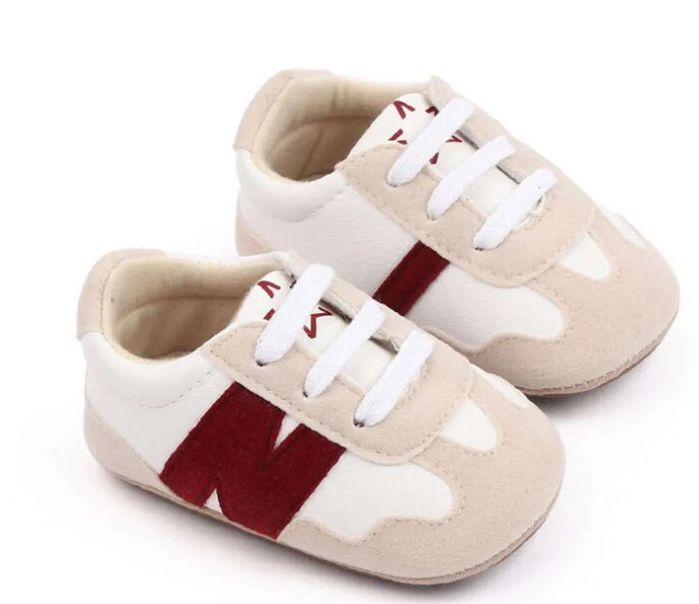 First Walkers Retail New Leather Baby Shoes Crib Girls Boys Sneakers Bear Coming Spädbarn Mockasins Skor 0-18 månader