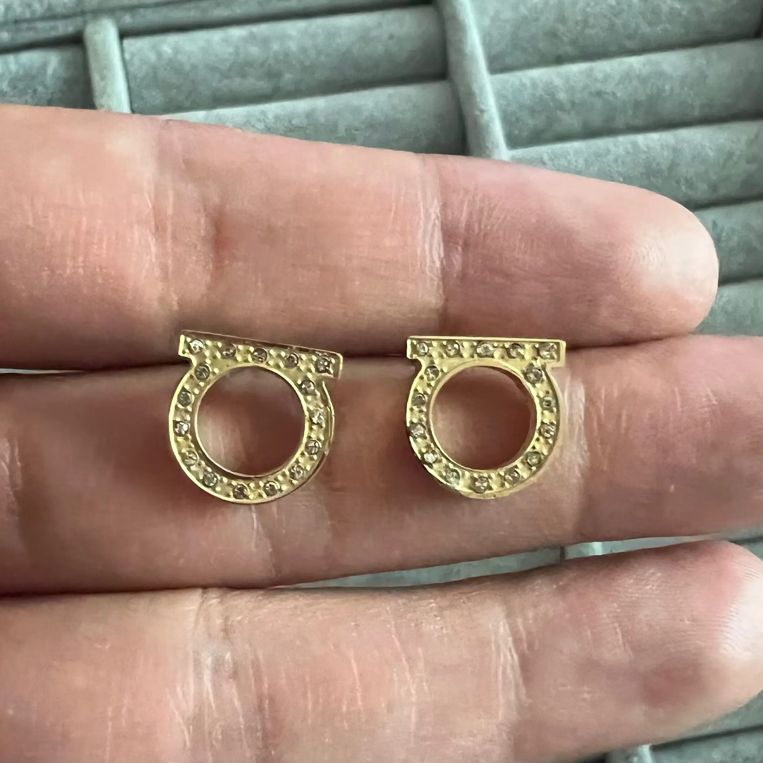 Luxury Designer 12mm CZ Gold Diamond Stud Earrings Letter Stud Earrings In 316L Stainless Steel With Engraved Logo In 18k Gold And Silver For Women And Girls Perfect For Weddings And Wholesale