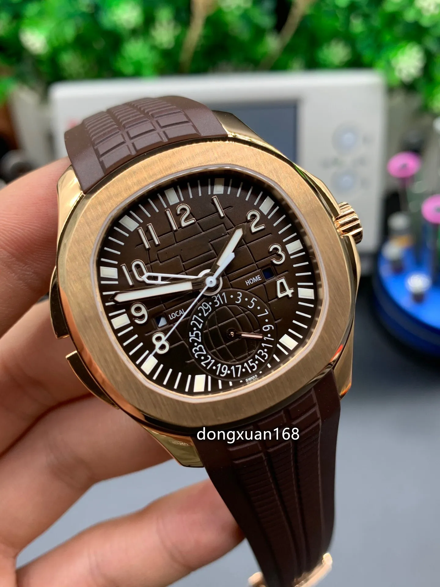 La montre ZF 5164A-001 a un diamètre de 40,8 mm et est dotée d'un mouvement à remontage automatique 324 SCFUS avec un bracelet en caoutchouc naturel miroir en verre saphir.