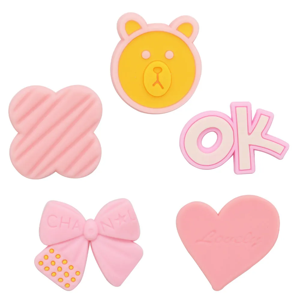 MOQ 20st PVC Kawaii Pink Bear Heart Lovely Flower Söta charm för CLOG Sandaler Sko Tillbehör Spänne dekoration för kvinnor