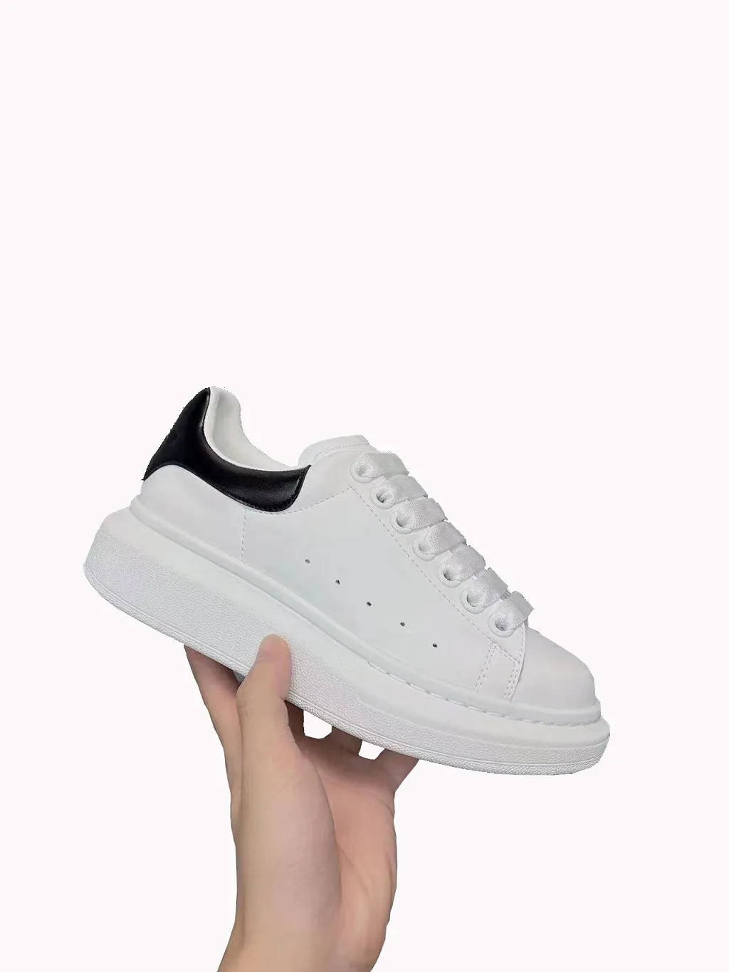 petites chaussures blanches designer luxe édition supérieure MC chaussures de sport ventes Chine queue rouge italien importé cuir de soie décontracté hommes et femmes boîte assortie gratuite