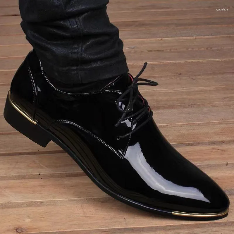 Geklede schoenen Heren Puntige leren formele schoen Creatieve grote zakelijke bruiloft Sapato Social Masculino Patent