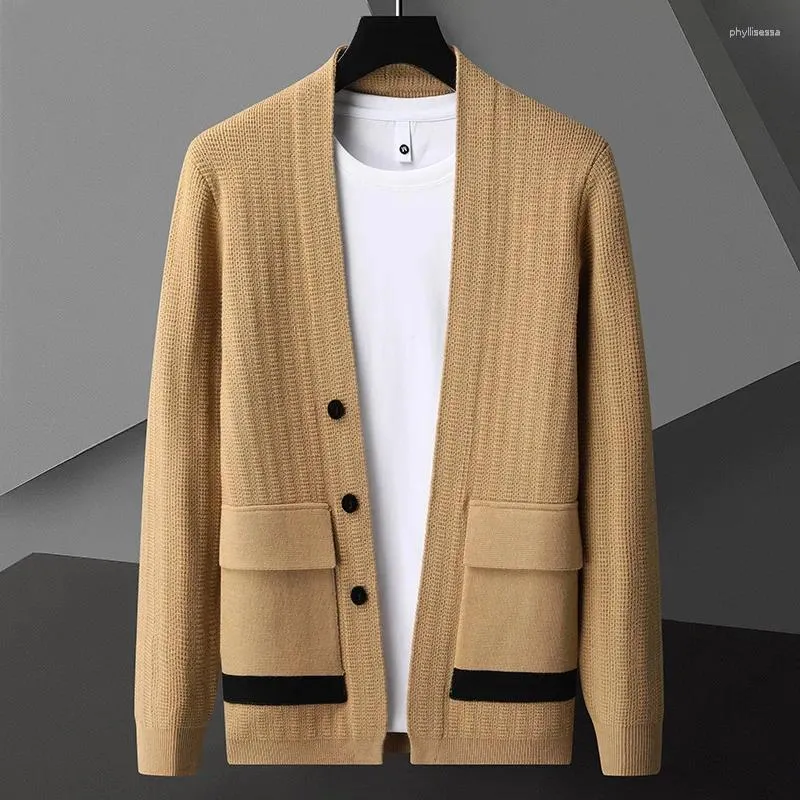 Maglioni da uomo Cardigan lavorato a maglia di alta qualità di lusso Primavera e autunno 2023 Cappotto casual con scialle maglione di design tascabile di moda