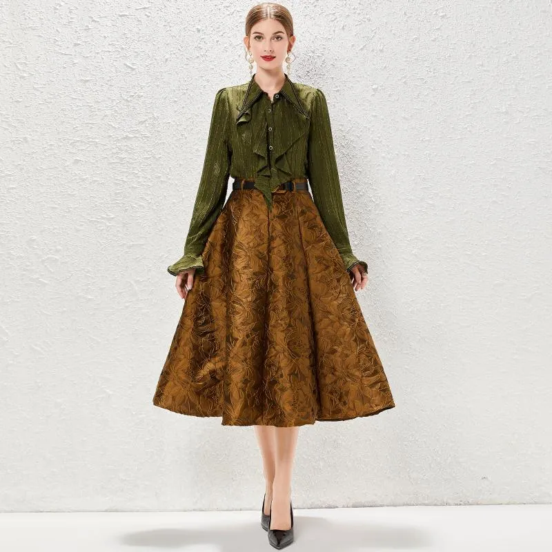 Kvinnors tvådelade byxor Vintage Runway Autumn 2 Set Elegant Women Lapel Ruffles Flare Hylsa Skjorta Topps Jacquard Ball Gown Party Midi Kjol