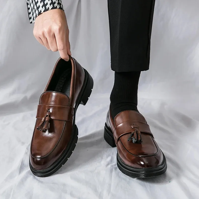 Chaussures habillées Chaussures de marque de luxe hommes mode grande taille mocassins souples hommes mocassins de haute qualité en cuir gland hommes chaussures de conduite 231026