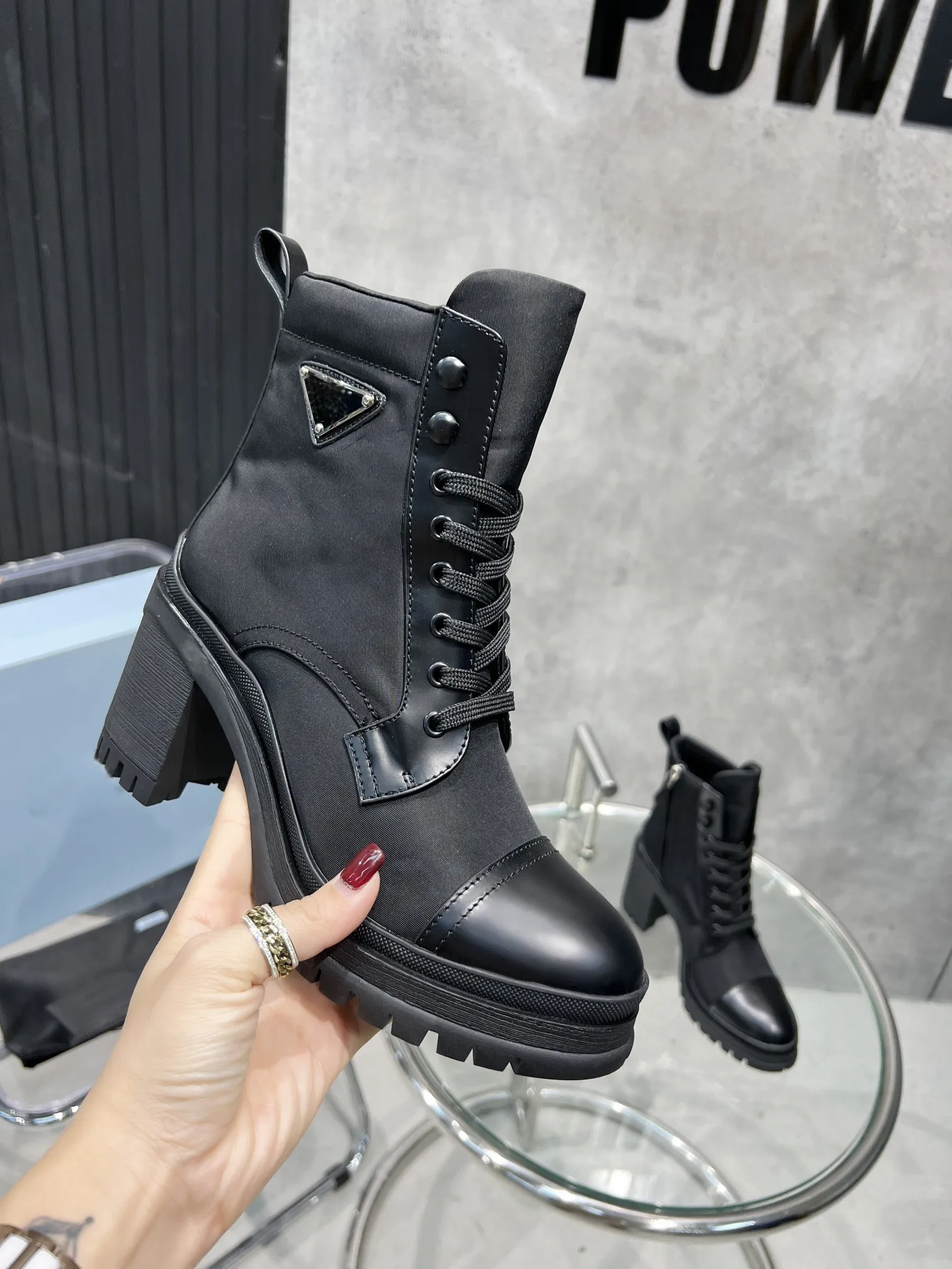 The new boots from the autumn and winter runway show have a high-end and atmospheric design, and the thick soles greatly enhance their practicality