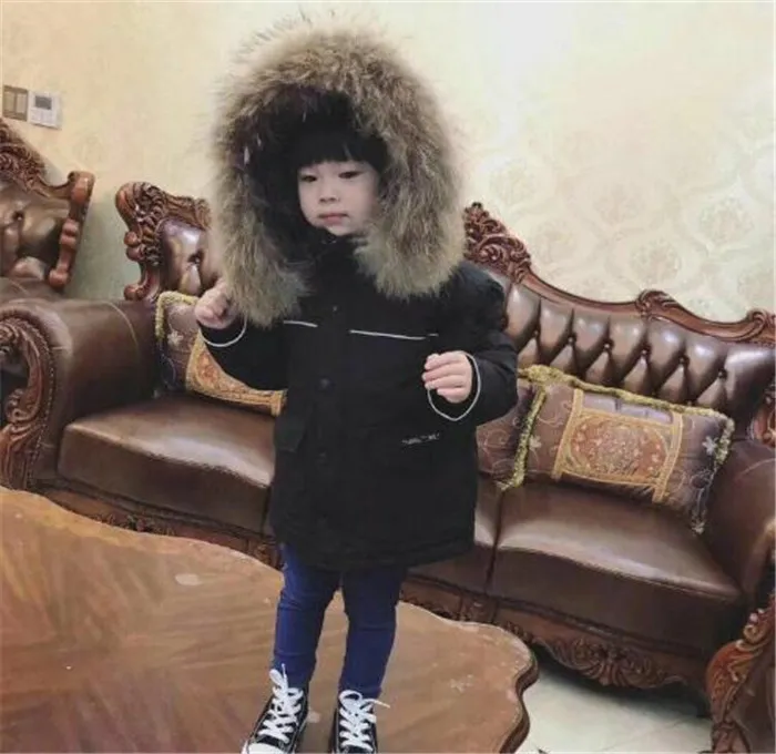 Kinder Daunenmantel Designer Winter Daunenjacke Junge Mädchen Baby Oberbekleidung Jacken mit Abzeichen Dicke warme Oberbekleidung Mäntel Luxus Kinder Parkas Klassischer Parka