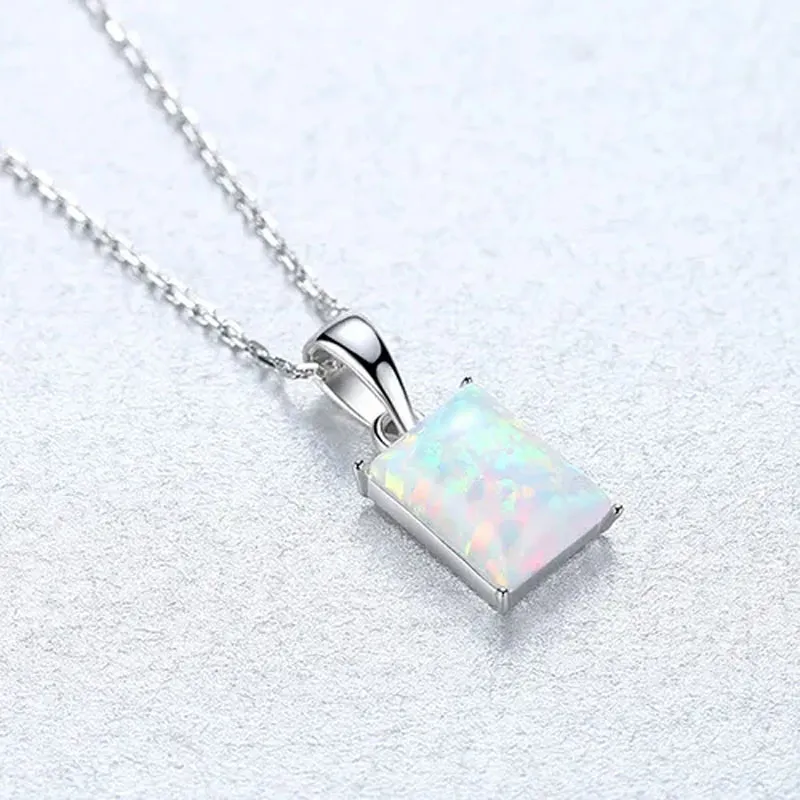 Charmig Opal Pendant Halsband Kvinnor Fashion Luxury Rectangle Opal S925 Silverhalsband Färgglad Gemstone Sexig krage kedja Brand High-End Jewelry Gift