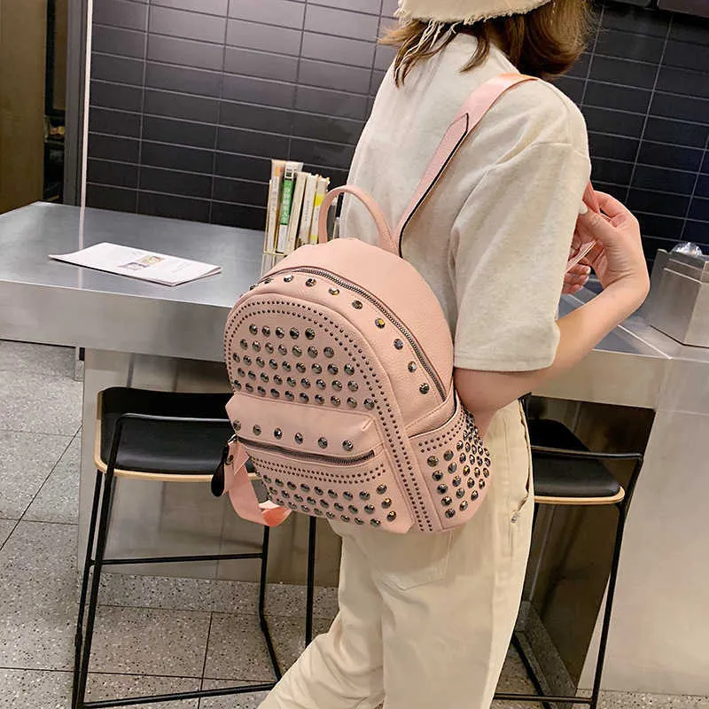 Negozio di borse Outlet Ins rivetto super caldo piccolo femminile 2024 nuovo zaino da studente mini zainetto in pelle pu per il tempo libero