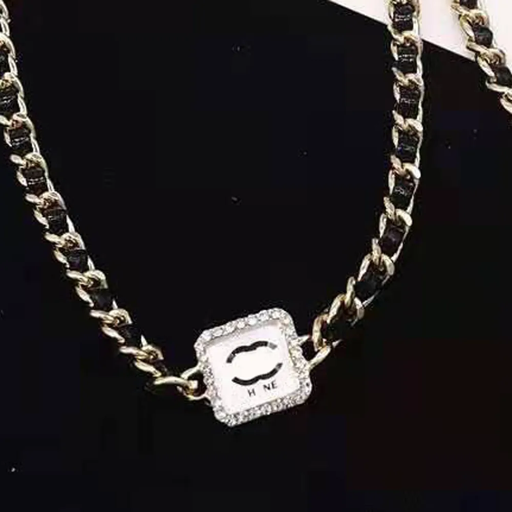 Mode kvinnors halsband hänge choker kedja 18k guld pläterad silver titan stål designer märke bokstav kristall pärla halsband bröllop smycken tillbehör