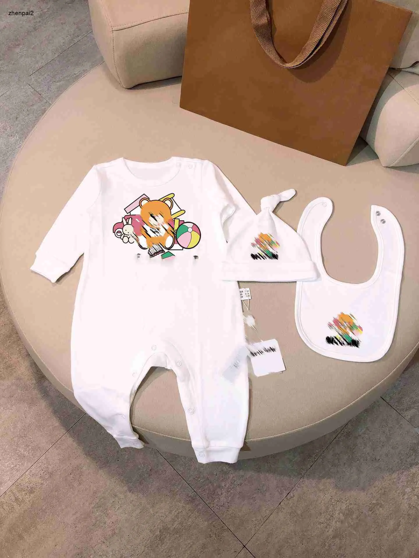 Lyxig baby jumpsuits mönster trycker nyfödd bodysuit spädbarn tre-stycken storlek 52-90 crawling kostym söt hatt och halsduk okt25