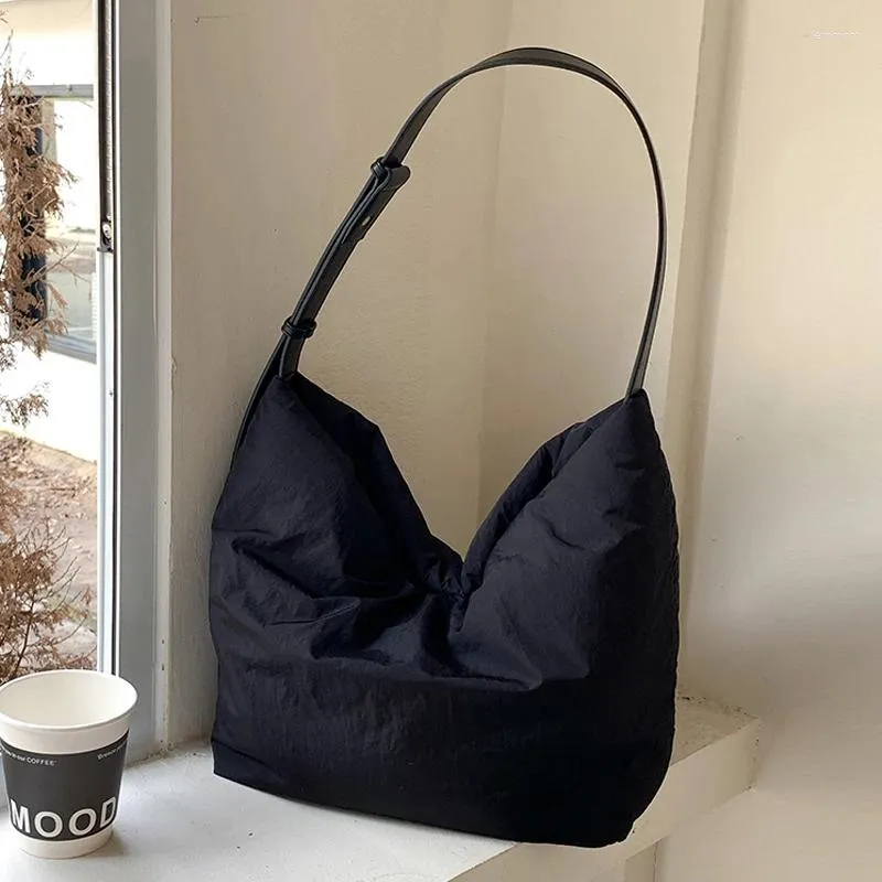 Kvällspåsar Nylonduk Hobos för kvinnor Luxur Designer Handväska och handväska 2023 i avslappnad fyllning av bomull mjuk axel crossbody