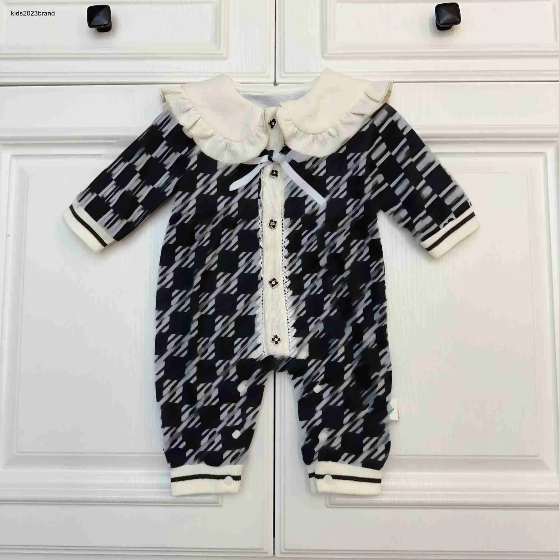 Nya baby jumpsuits veckade spetsslapa nyfödda bodysuit storlek 66-90 kontrast rutig full tryck spädbarns krypdräkt okt25