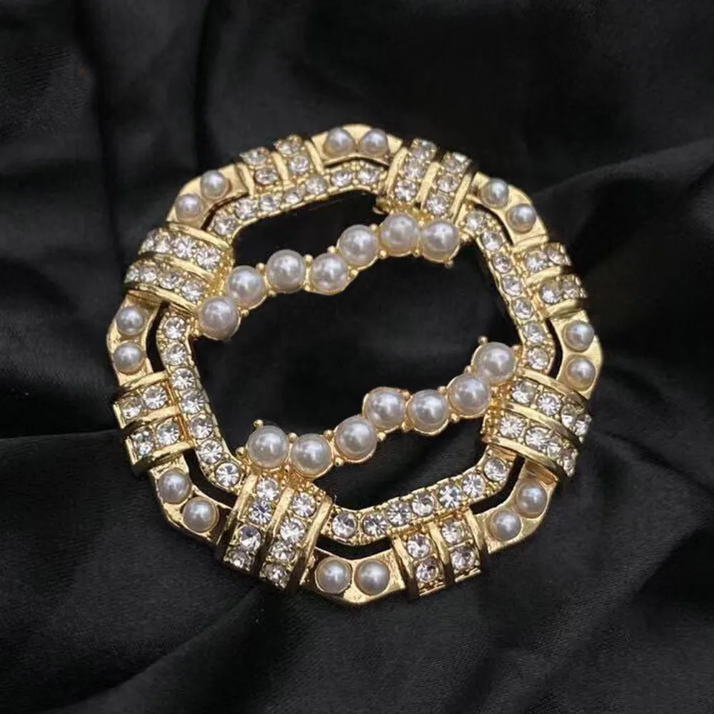 Lüks Tasarımcı Broş Pin Broche Moda 18K Altın Kaplama Gümüş Kristal Marka Mektup Mücevher Cazibesi Broşlar Pinler Erkekler Kadın Düğün Giyim Aksesuarları