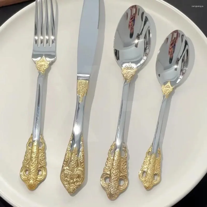 Ensembles de vaisselle Rétro en relief Fleur d'or Couteau en acier inoxydable Fourchette et cuillère Vaisselle occidentale haut de gamme avec une grande esthétique