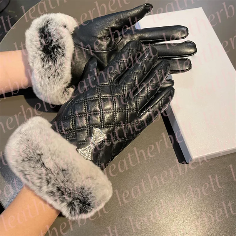 Designer Women Touch Screen Gloves Luxury Fur Leather Mittens Rhinestone Letter Plush Black Sheepskin Gloves Outdoor Mitten