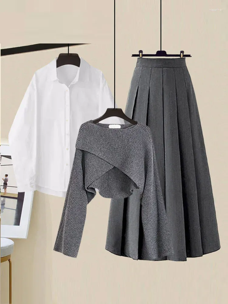 Arbeitskleider Herbst 3-teiliges Set für Frauen Outfit Büro Damen Elegante unregelmäßige Strickoberteile Weiße Bluse Hohe Taille Faltenrock-Sets