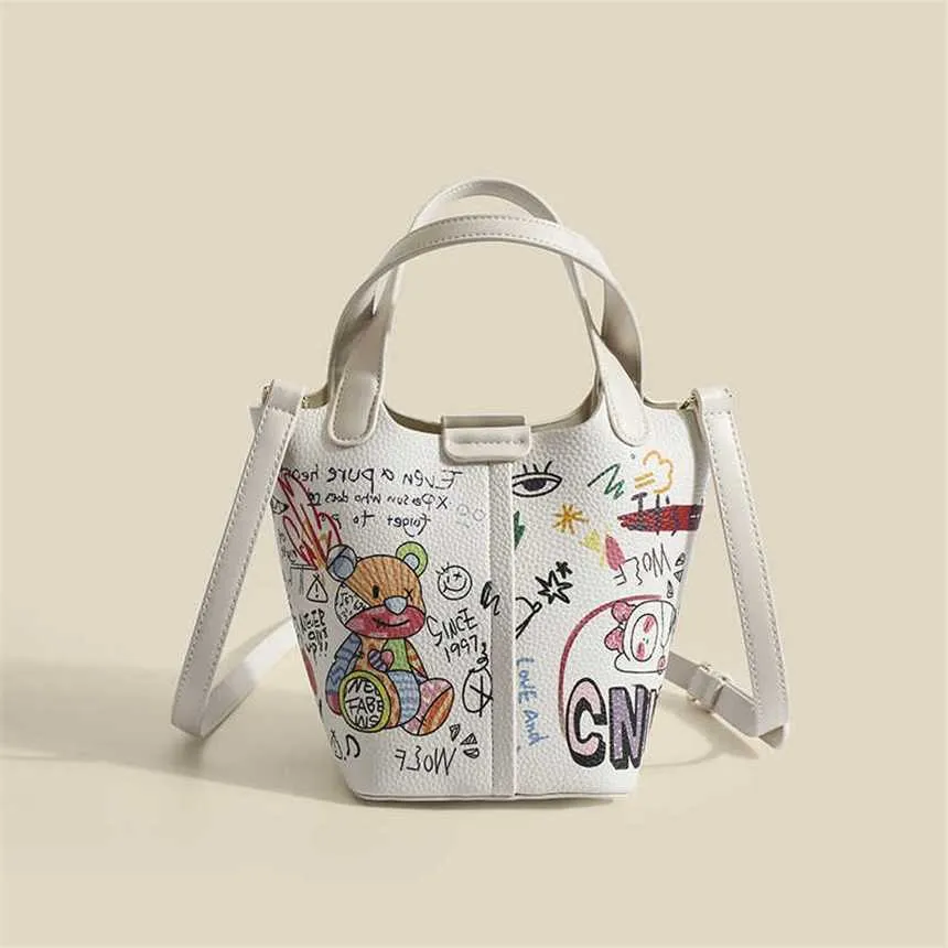 Axelväskor nya kvinnor designer väska söt mångsidig liten björn graffiti hink enkel grönsak korg bärbar ångad bun mor crossbody 230323