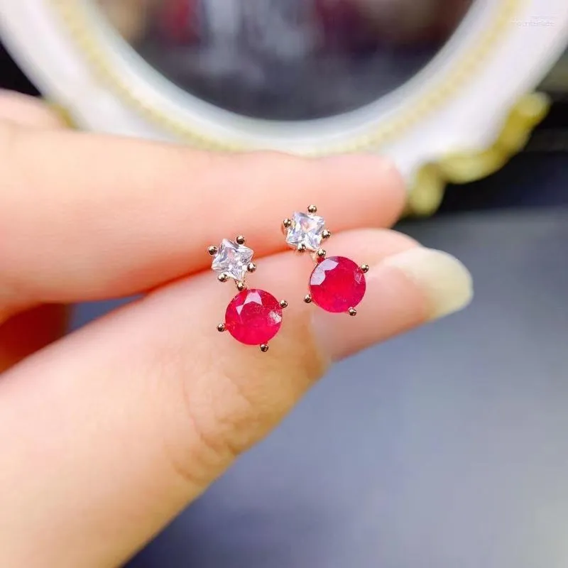 Ohrstecker aus 925er-Sterlingsilber mit rundem Vintage-Rubindiamant sind ein wahres Schmuckstück als Ohrringgeschenk für Frauen zum Hochzeitstag