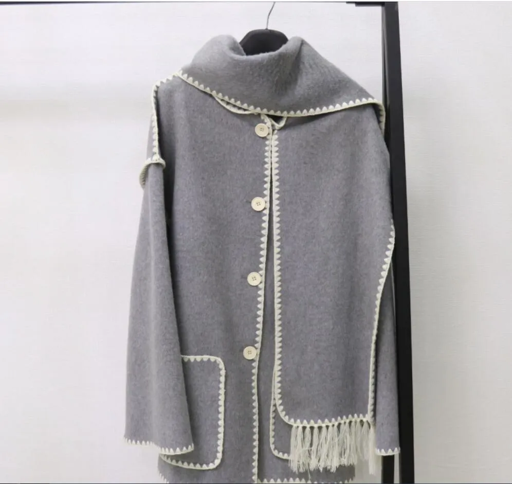 Chaqueta de punto de doble cara de lana con silueta recta, bufanda tipo tótem con borde de borla y gancho de mano en contraste de invierno