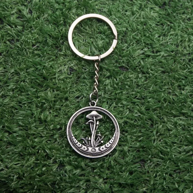 Porte-clés 10pcs sorcière magique lune forêt champignon pendentif porte-clés hommes et femmes sac à dos bijoux de voiture